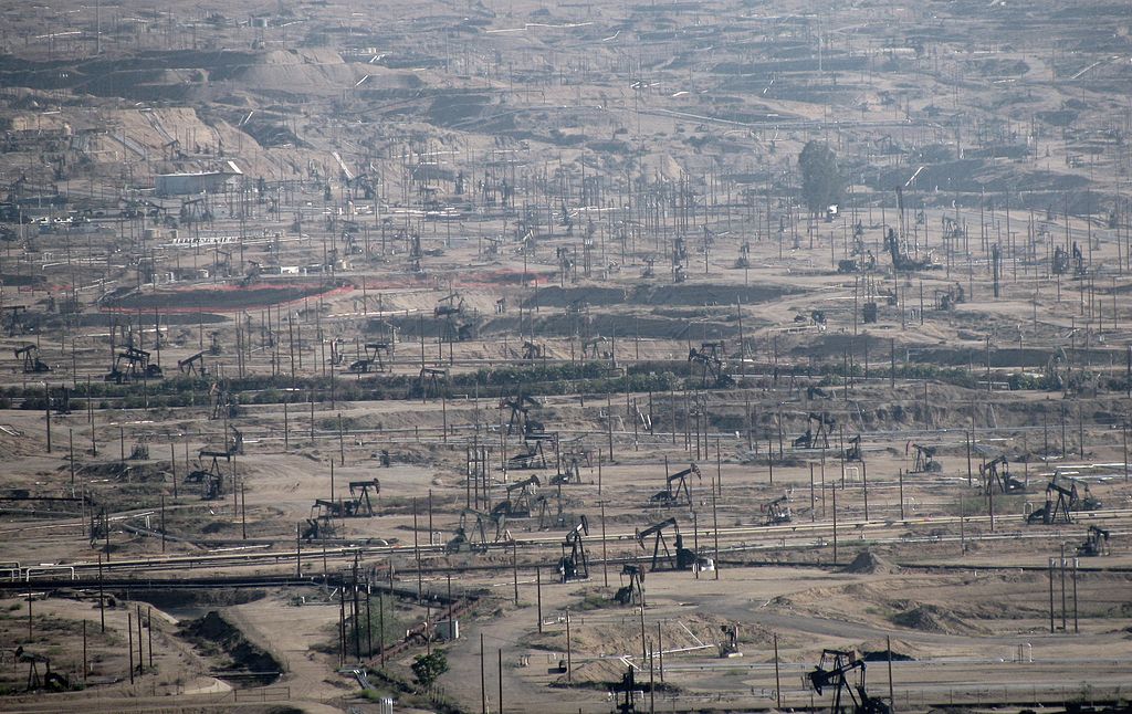 The Kern River oil field in Kern County is one of California’s largest. Antandrus at English Wikipedia (CC BY-SA 3.0)